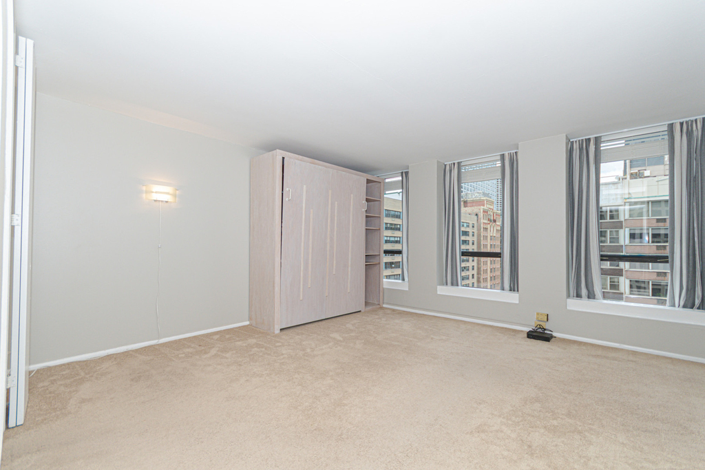 260 E Chestnut Street - Photo 5