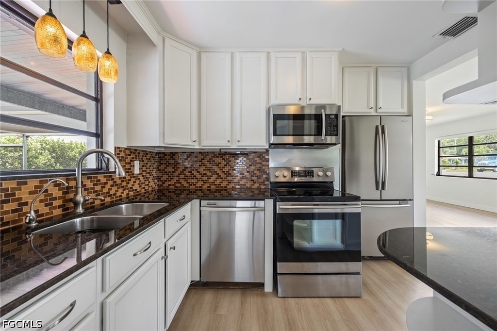 1575 Grace Avenue - Photo 18