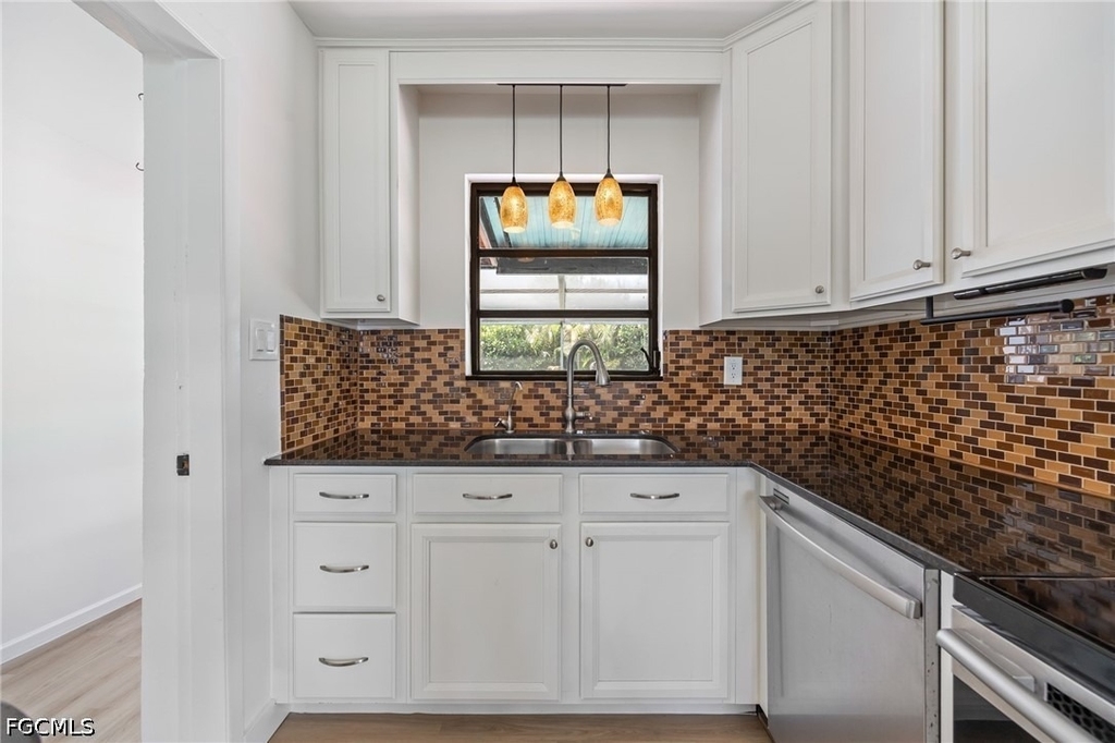 1575 Grace Avenue - Photo 15