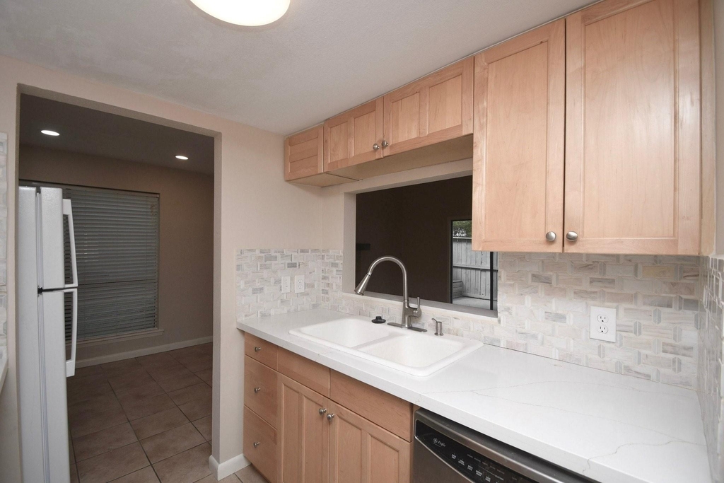 9536 Windswept Lane - Photo 6