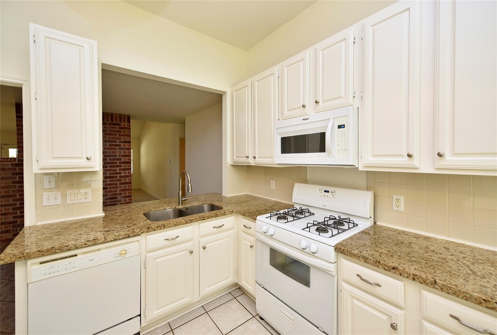 2035 Shorewood Lane - Photo 9