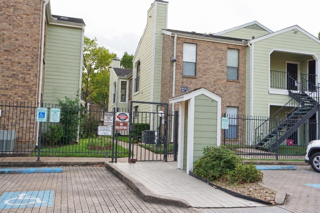 6602 Harbor Town Drive - Photo 3