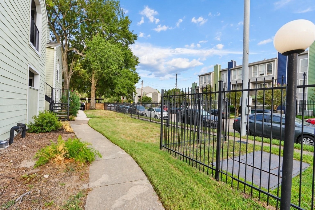 6602 Harbor Town Drive - Photo 4