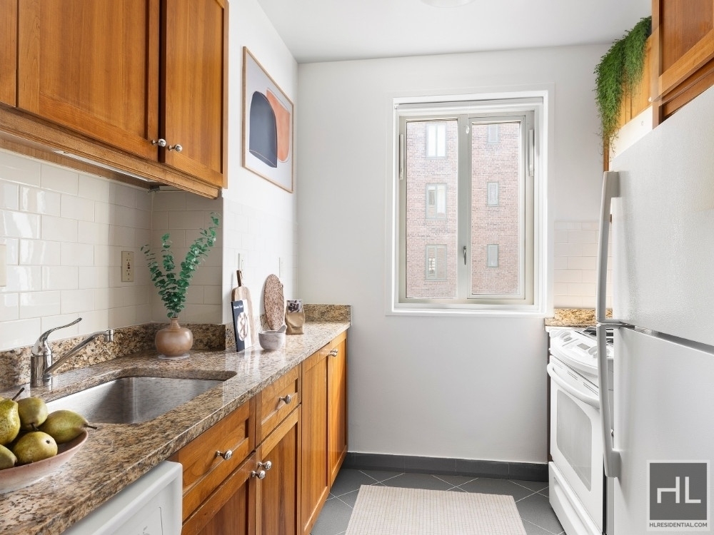 East 14th Street - Photo 2