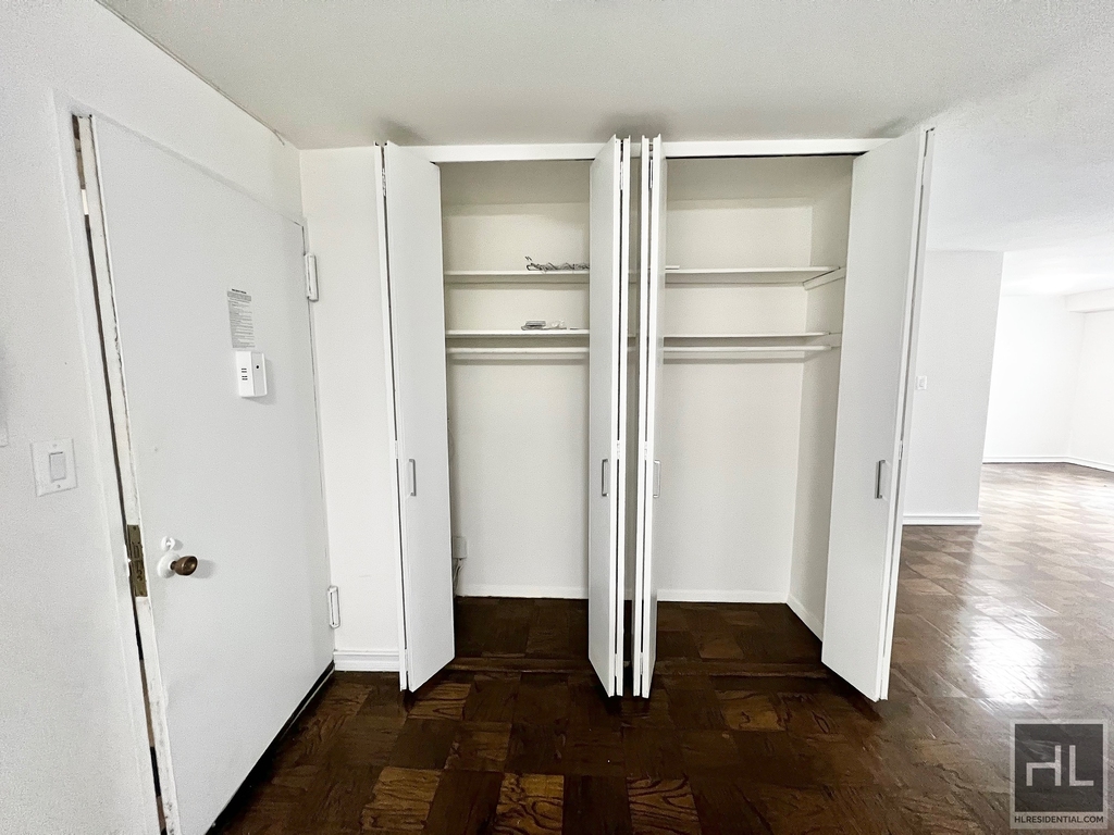 E 16 St - Photo 3