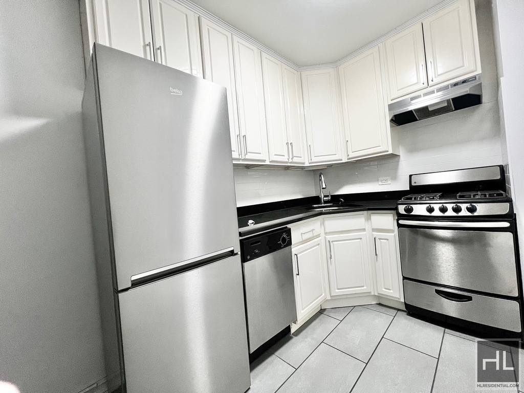 E 16 St - Photo 2