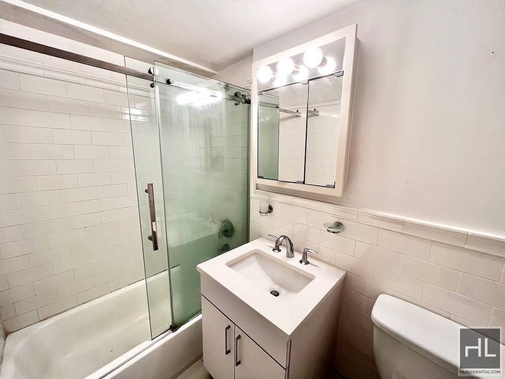 E 16 St - Photo 4