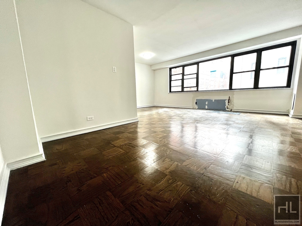 E 16 St - Photo 0