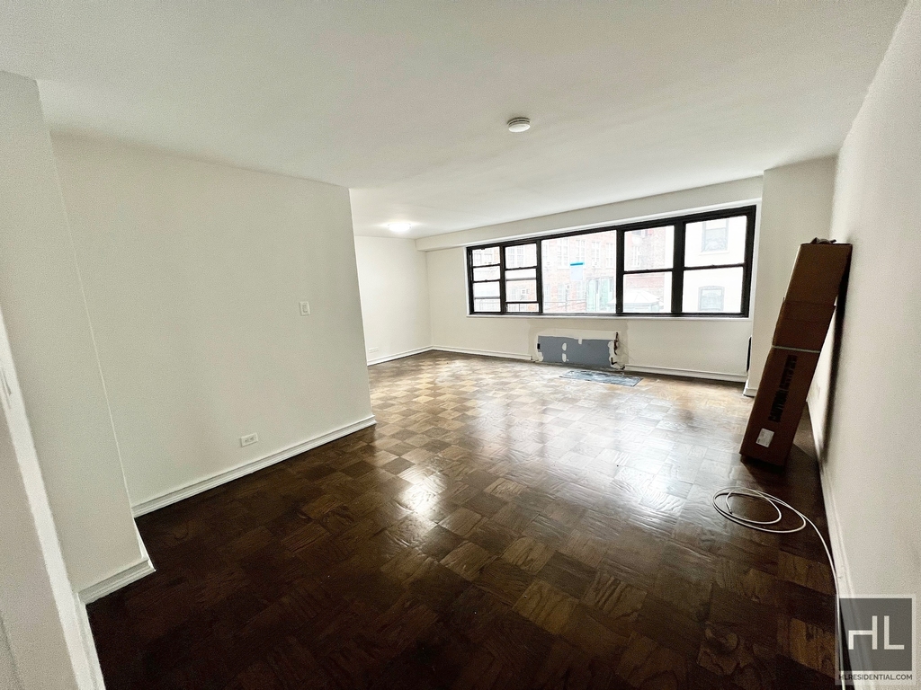 E 16 St - Photo 1