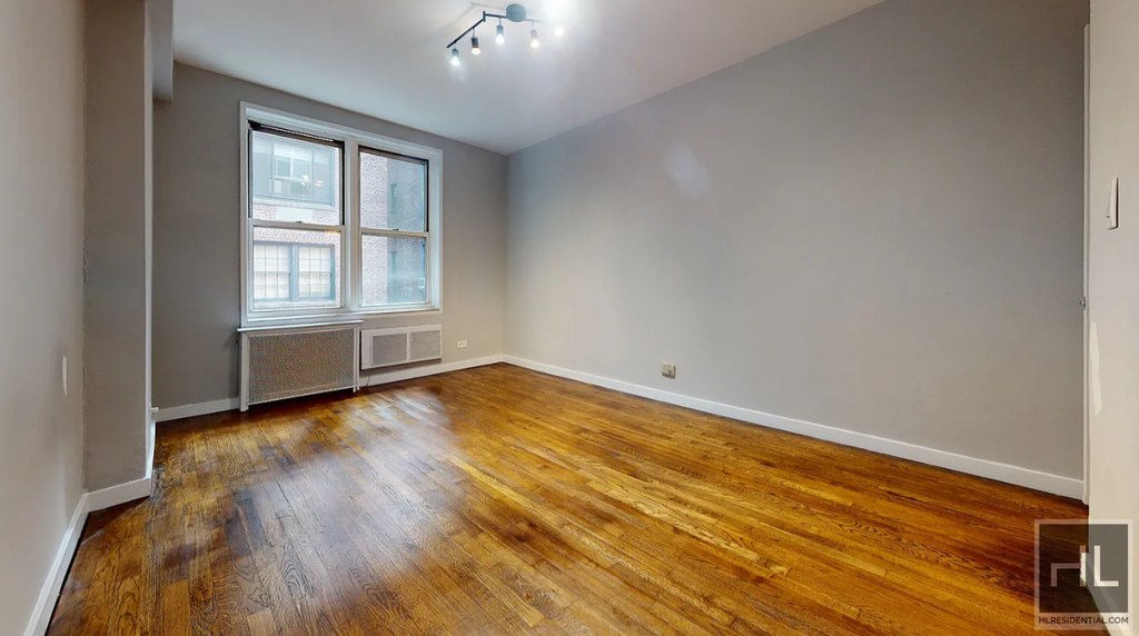East 58 Street - Photo 3