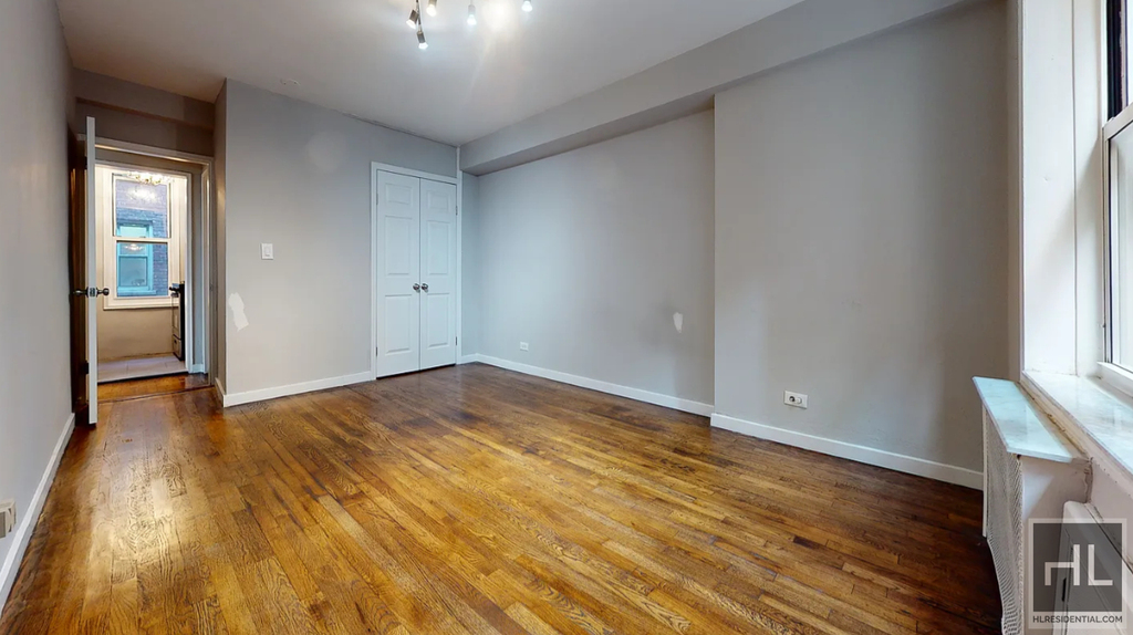 East 58 Street - Photo 1