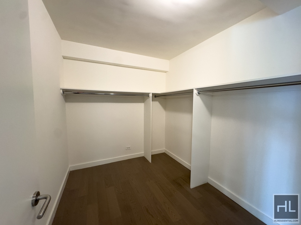East 72nd Street - Photo 5