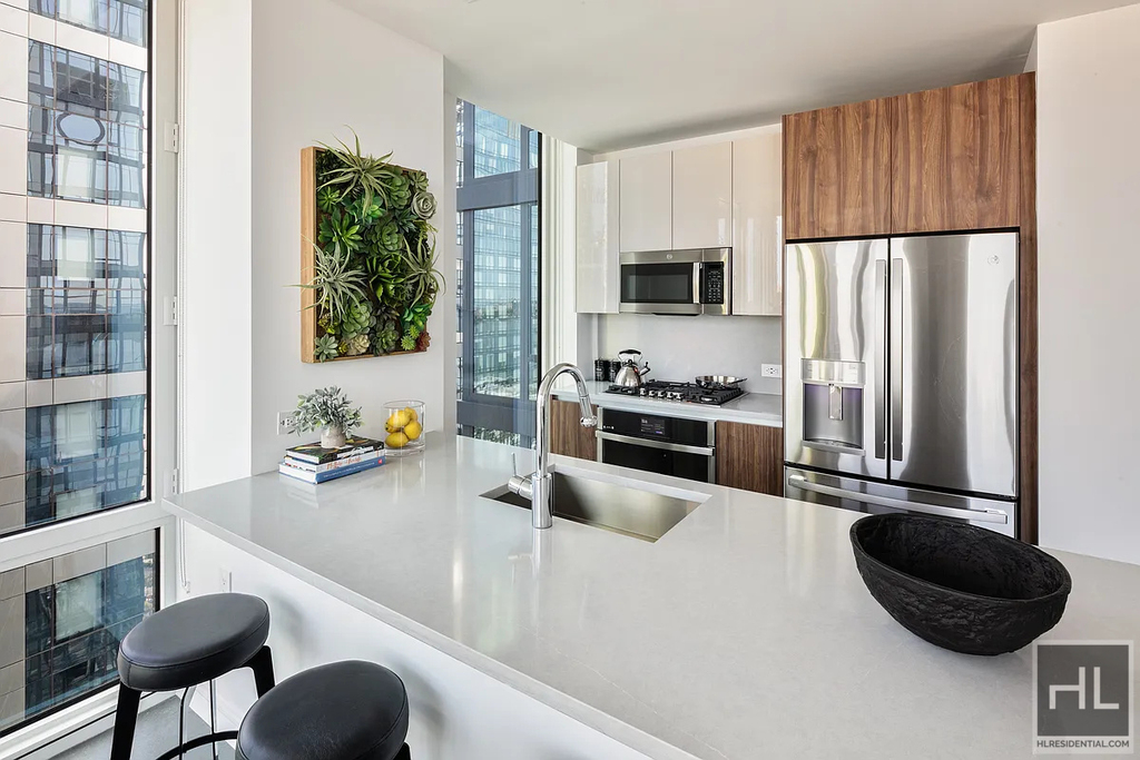 West 30th St - Photo 1