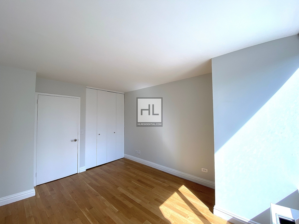 West 48 Street - Photo 3