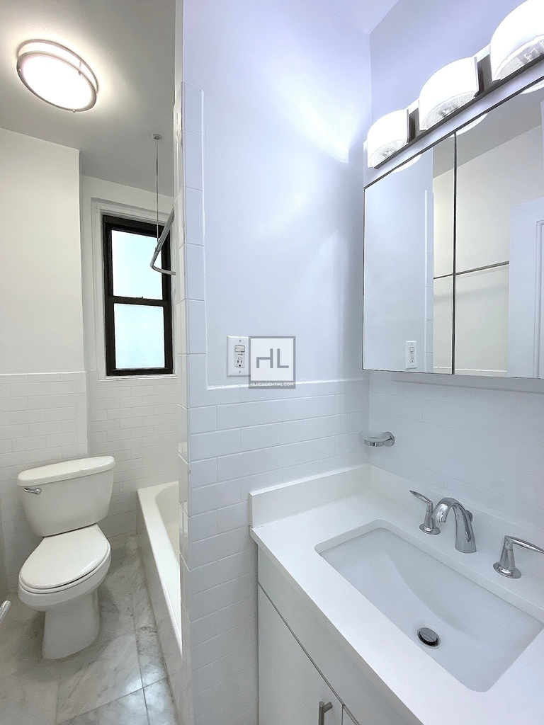 East 46th Street - Photo 4