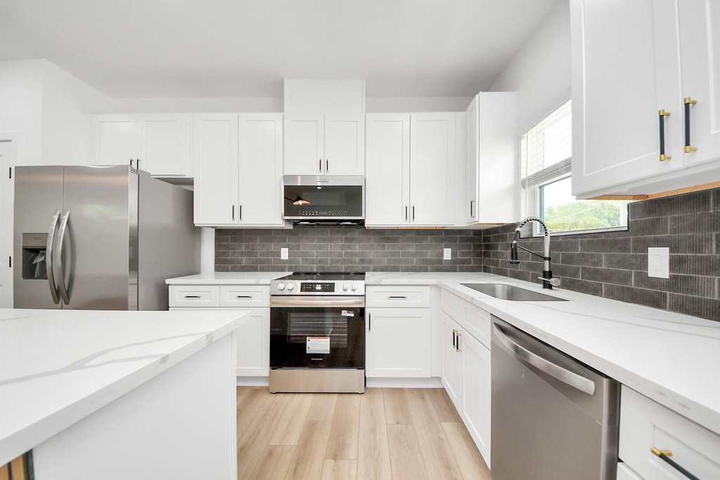 801 E 32nd 1/2 Street - Photo 10