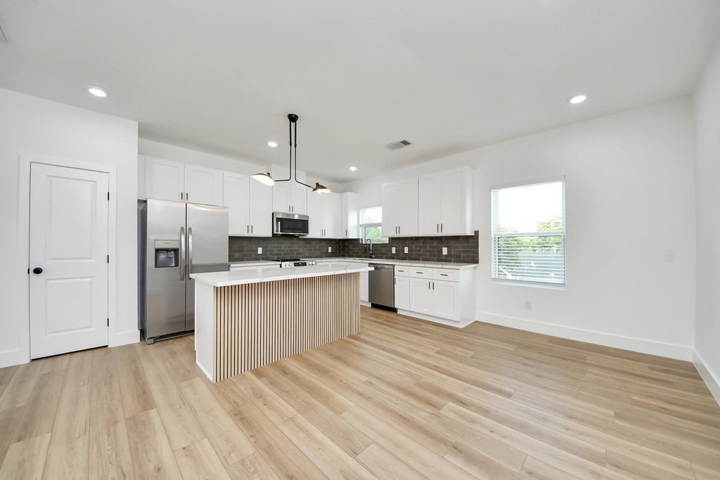 801 E 32nd 1/2 Street - Photo 19