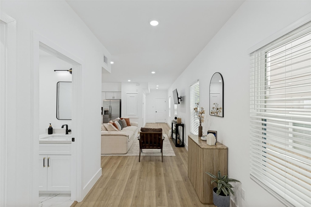 801 E 32nd 1/2 Street - Photo 4