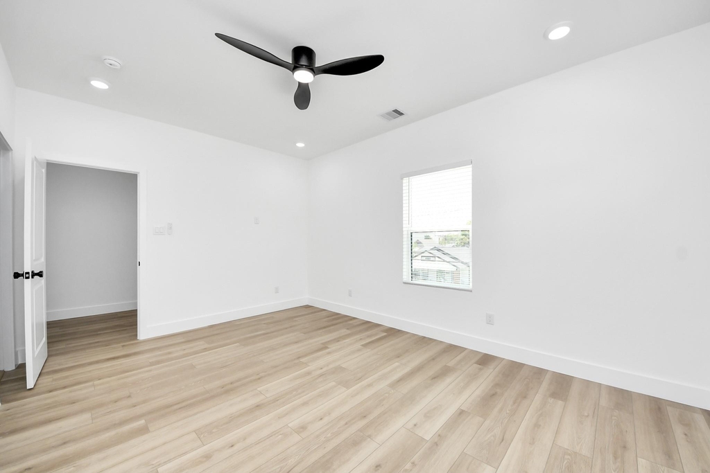 801 E 32nd 1/2 Street - Photo 30