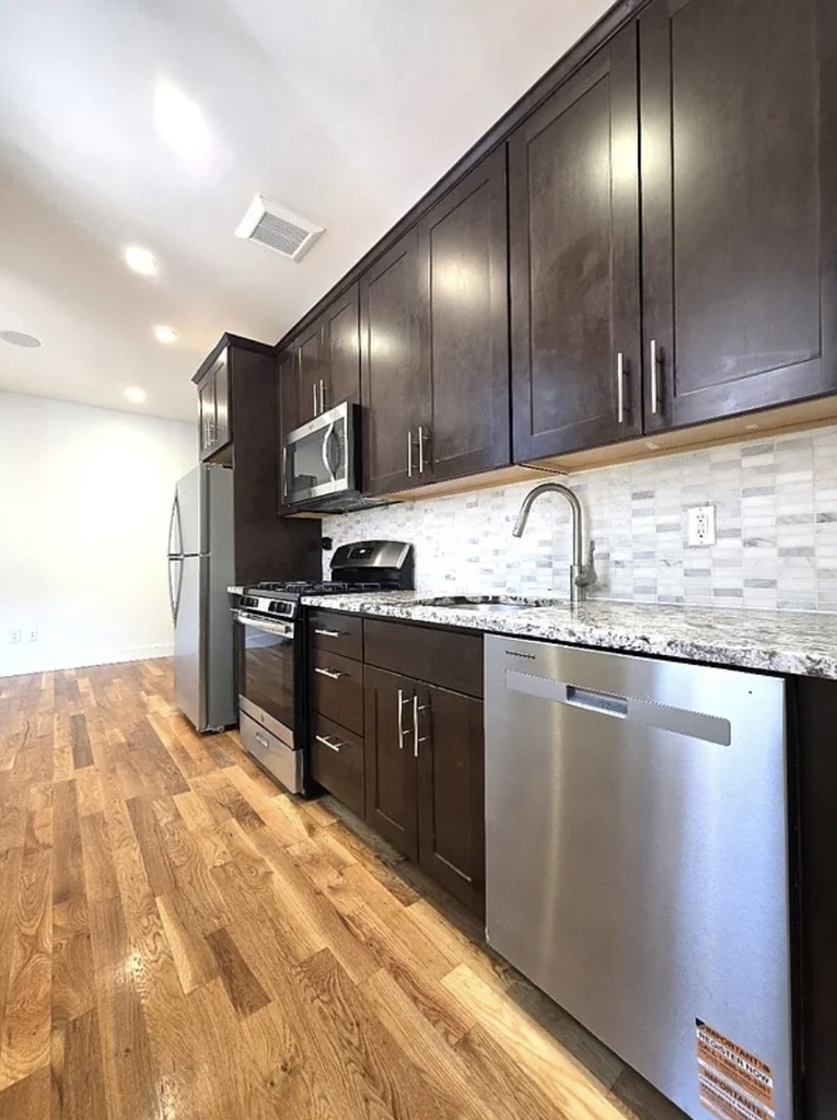 Bedford Avenue - Photo 2