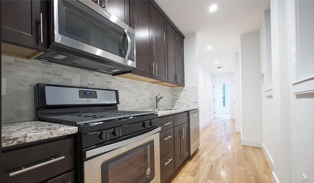 Bedford Avenue - Photo 1