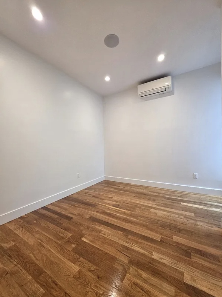Bedford Avenue - Photo 10