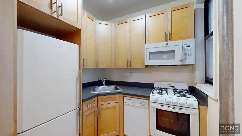 123 East 82nd Street - Photo 1
