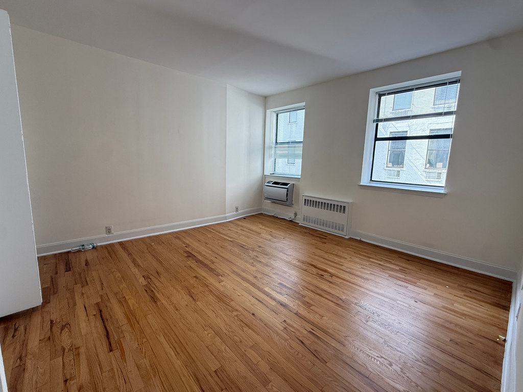 201 East 12th Street - Photo 8