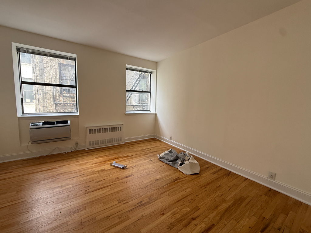 201 East 12th Street - Photo 10