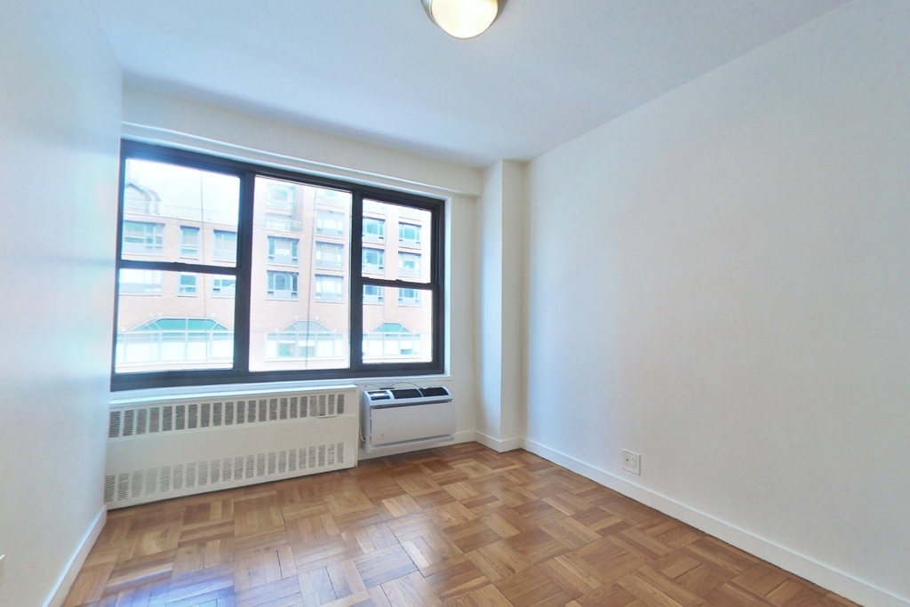 4th Avenue - Photo 4