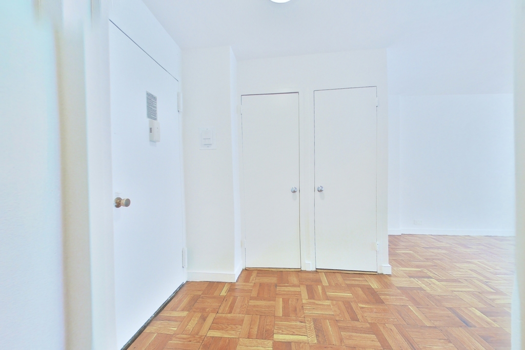 4th Avenue - Photo 5