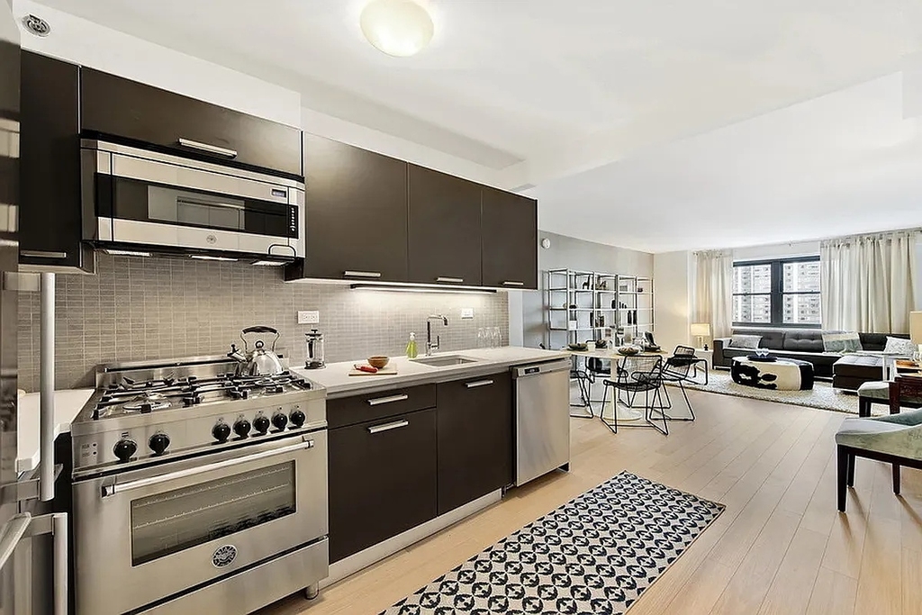East 39th Street - Photo 0