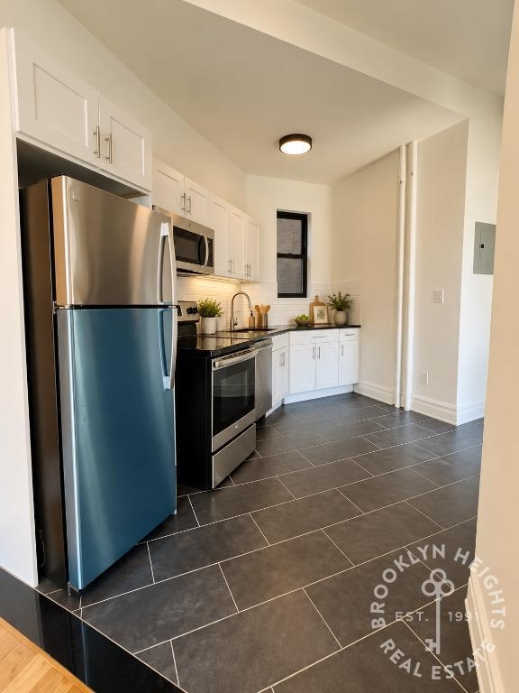 73 Saint Marks Avenue - Photo 2