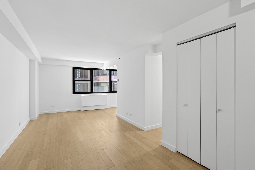 East 39th Street - Photo 0