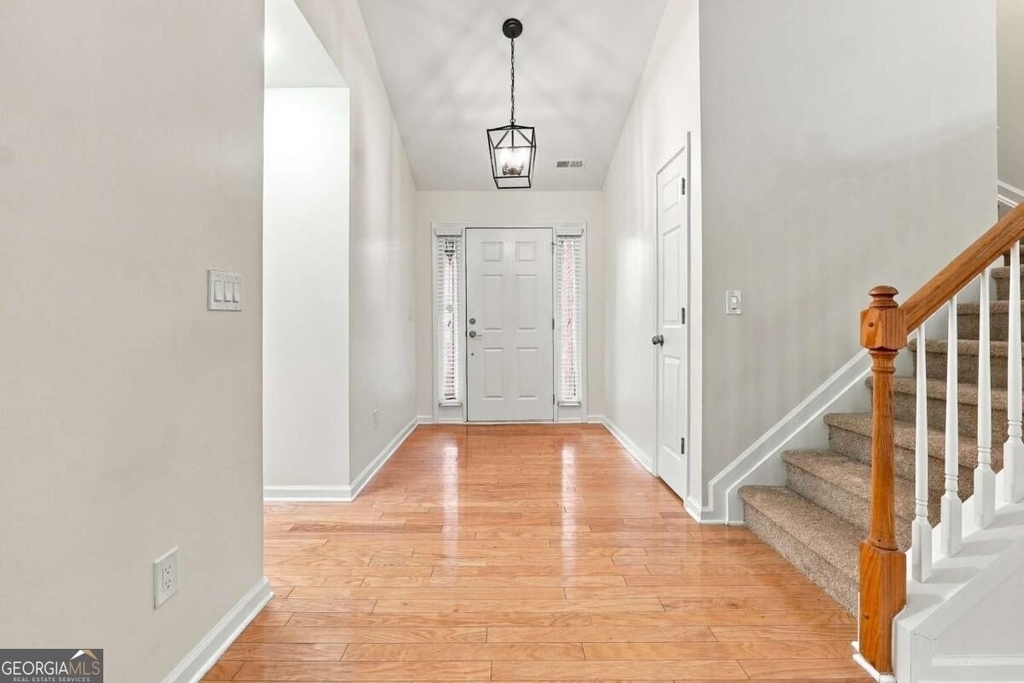 1422 Fountain Lakes Drive - Photo 2