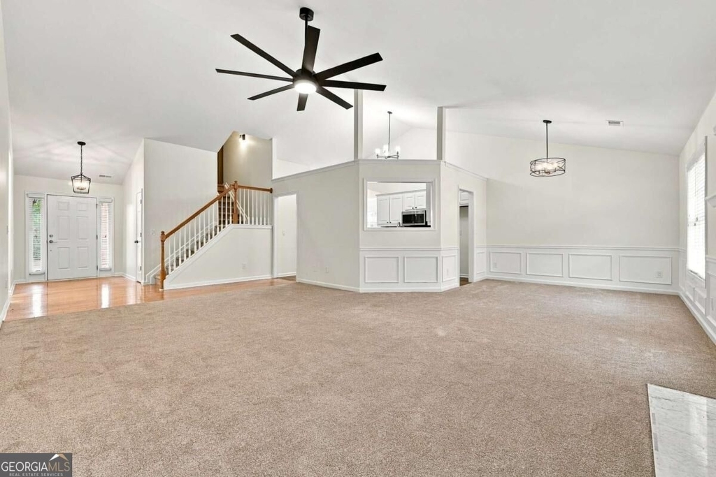 1422 Fountain Lakes Drive - Photo 3