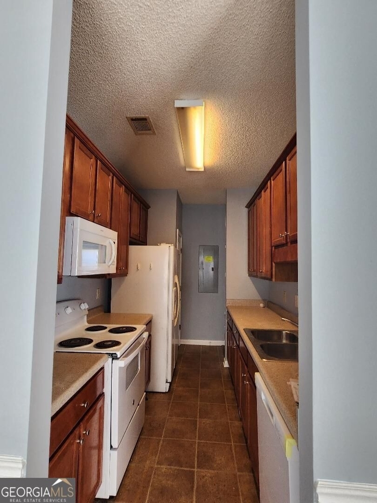 221 Shenandoah Drive - Photo 1
