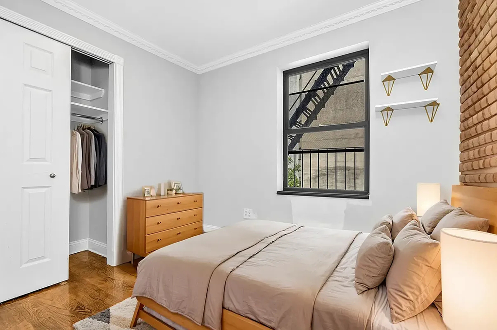 564 Hudson Street - Photo 2