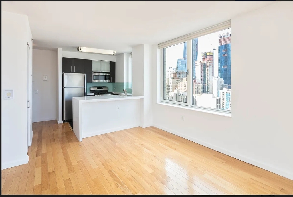 350 West 37th Street - Photo 2