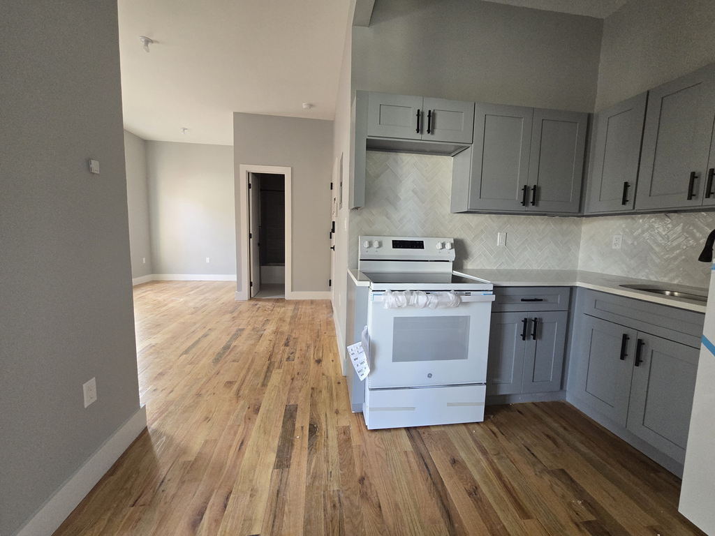 812 East 223rd Street - Photo 4