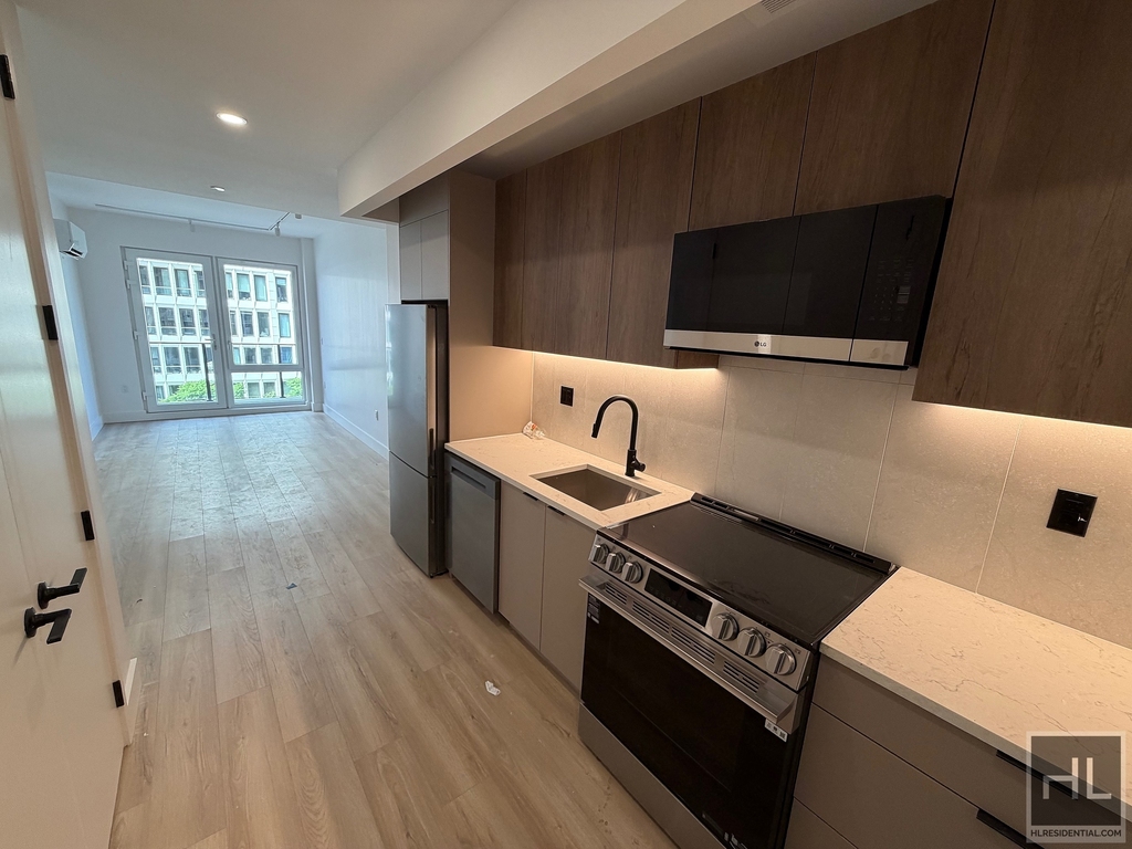4 Avenue - Photo 0