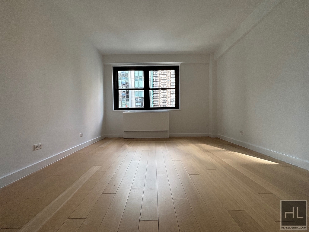 East 39th Street - Photo 4