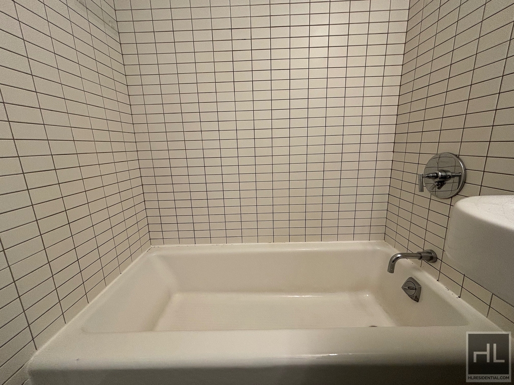 East 39th Street - Photo 12