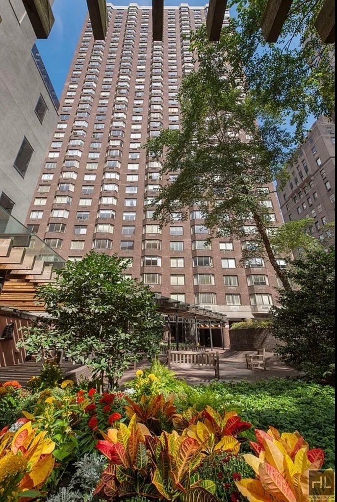 E 52nd St - Photo 3