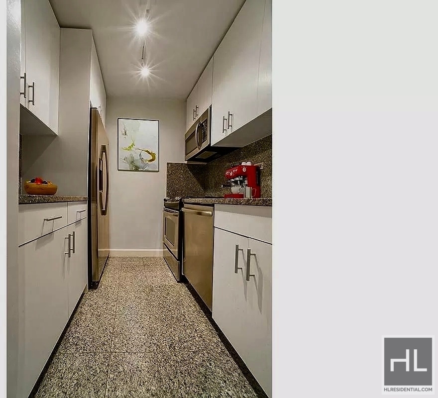 York Avenue - Photo 1