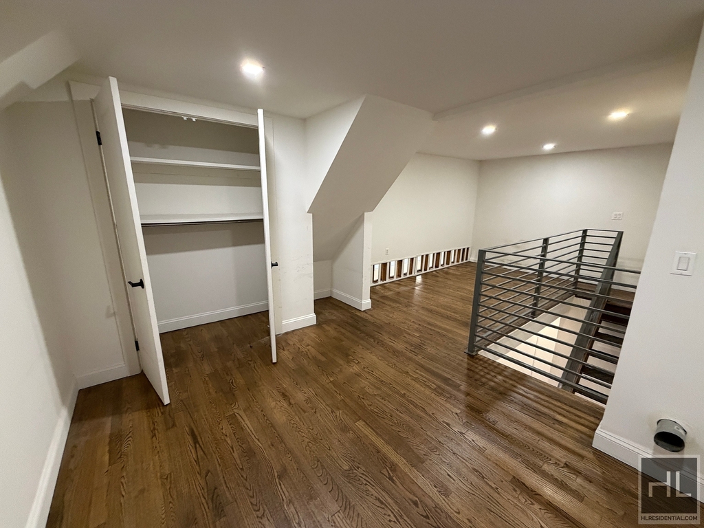 East 80 Street - Photo 4