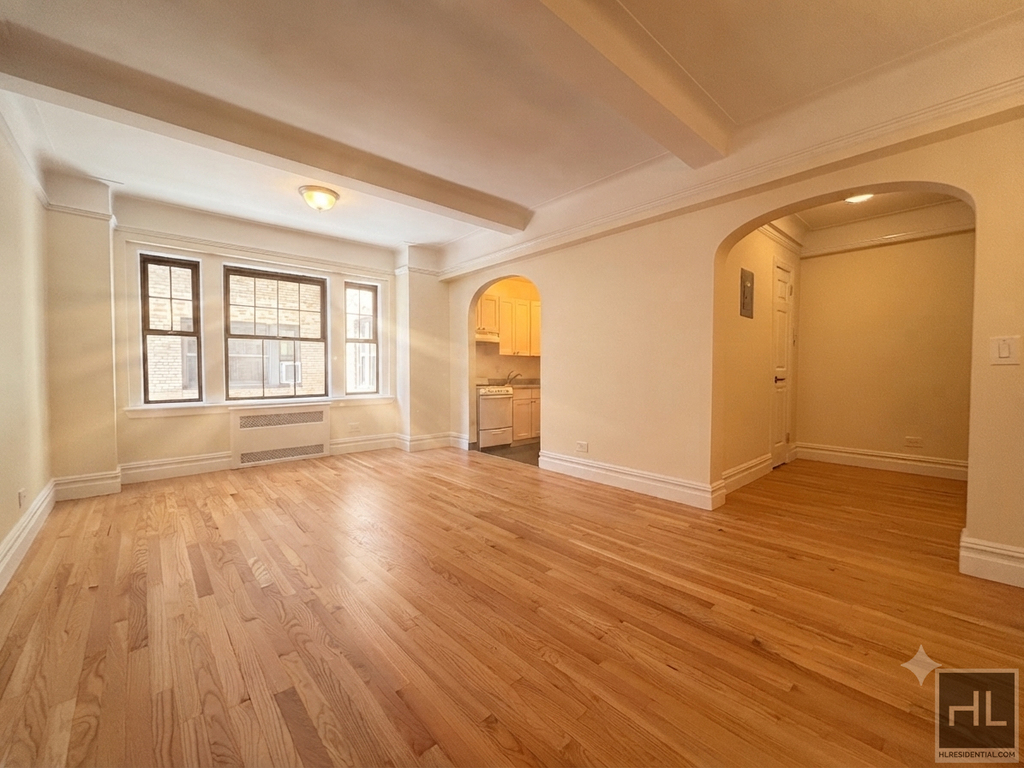 Christopher St - Photo 1