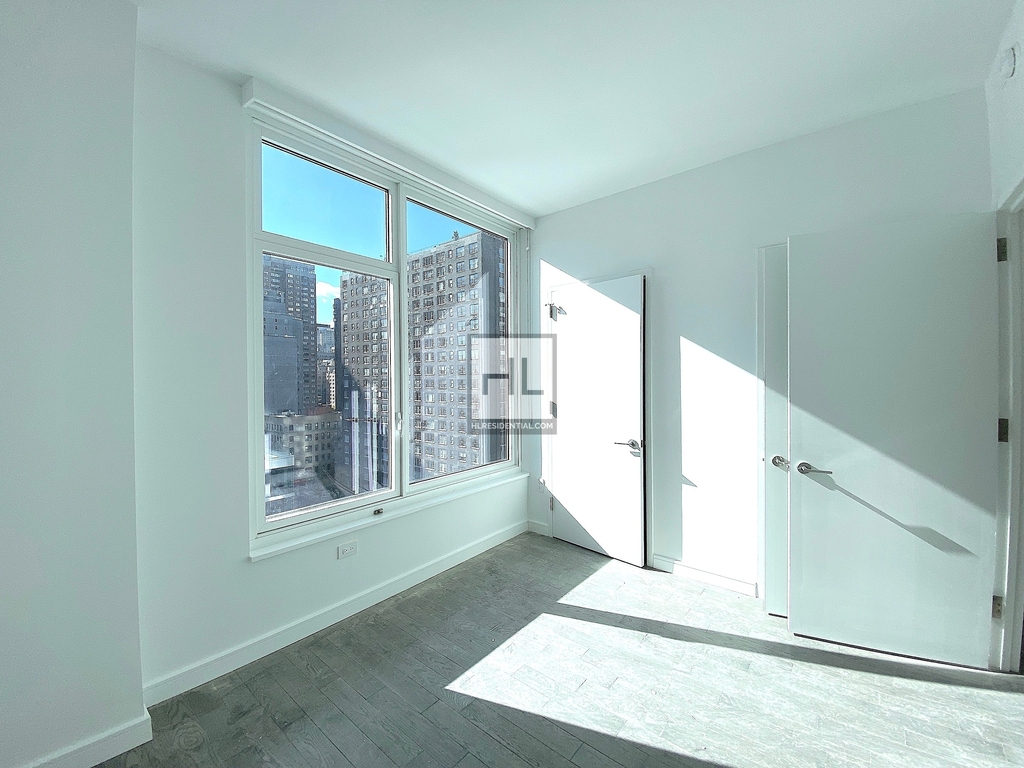 Third Avenue - Photo 1