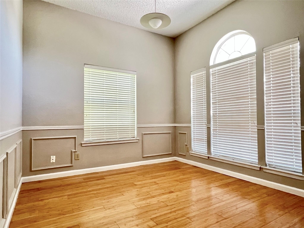 2735 Wentworth Drive - Photo 4