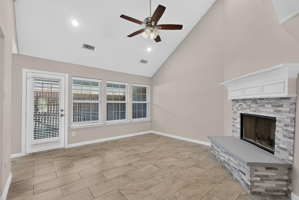 829 Summercreek Drive - Photo 4